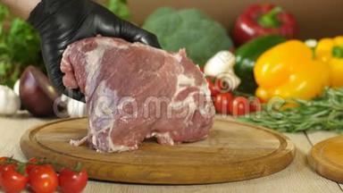 厨师拿着<strong>一块</strong>生的多汁的肉，躺在<strong>一块</strong>圆木板上，翻转在木板上，切<strong>一块</strong>肉，进去
